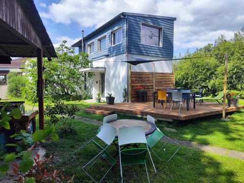 Property building, Patio, BBQ facilities, Dining area, Garden view