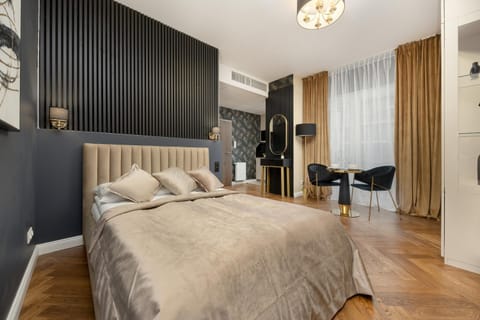 Bed, TV and multimedia, Living room, Photo of the whole room, Seating area, Bedroom, air conditioner