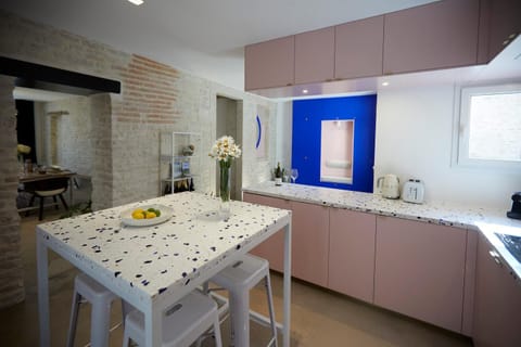 Kitchen or kitchenette, Lounge or bar, Dining area, minibar, stove, stove, kitchen, kitchen