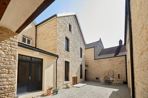 Property building, Facade/entrance, Day, Inner courtyard view, Parking