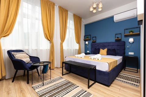 Bed, Photo of the whole room, Seating area, Bedroom, towels, air conditioner
