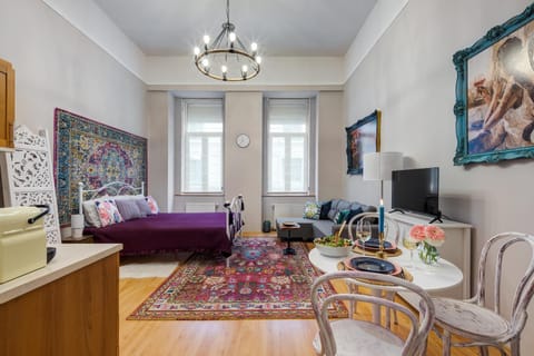 Bed, TV and multimedia, Seating area, Dining area