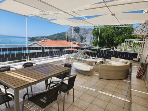 View (from property/room), Balcony/Terrace, City view, Mountain view, Sea view