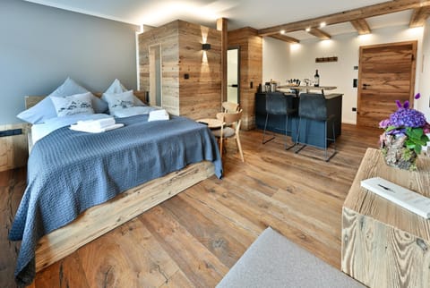 Bed, Dining area, Bedroom, kitchen