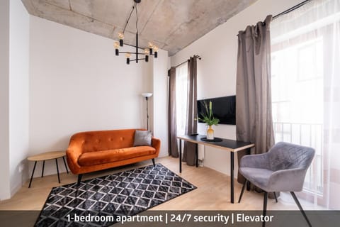 TV and multimedia, Living room, Seating area, Evening entertainment