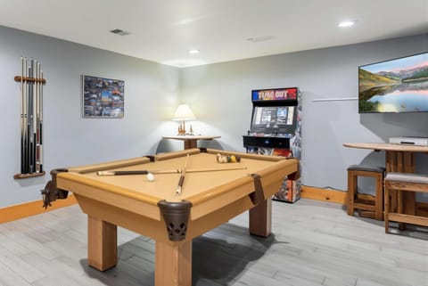 5BR Ski in Out Mountain Getaway with Hot Tub and Views House in Breckenridge