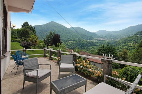 Property building, Balcony/Terrace, Living room