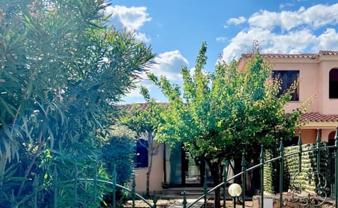Property building, Day, Garden, Garden view