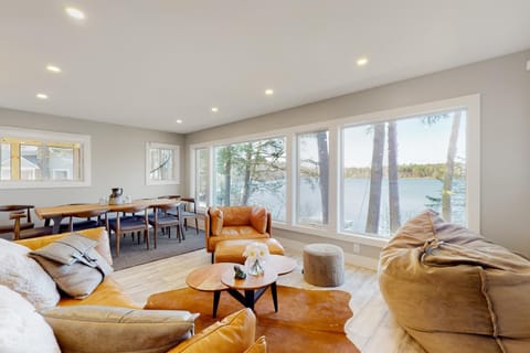 Grove Road Lakehouse House in Barnard