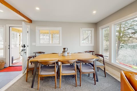 Grove Road Lakehouse House in Barnard