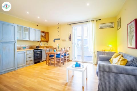 Kitchen or kitchenette, Living room, Seating area, Dining area, pet friendly, stove