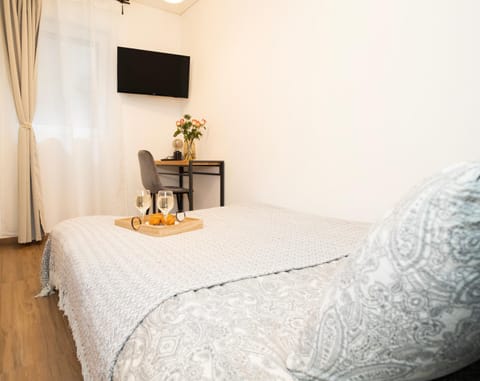 Bed, TV and multimedia, Bedroom