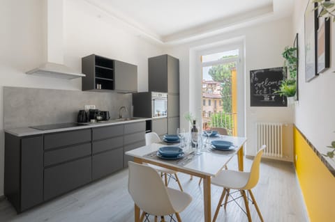 Coffee/tea facilities, View (from property/room), Kitchen or kitchenette, Decorative detail, Decorative detail, Dining area, Breakfast, Breakfast, Lunch, Lunch, Dinner, Dinner, Quiet street view, Inner courtyard view, heating, heating, oven, kitchen, kitchen