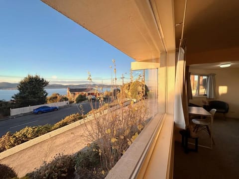 Swan Sea Cozy Retreat at Sandy Bay Apartment in Tasmania