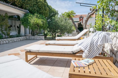 Patio, Day, Garden, Seating area, Garden view, sunbed