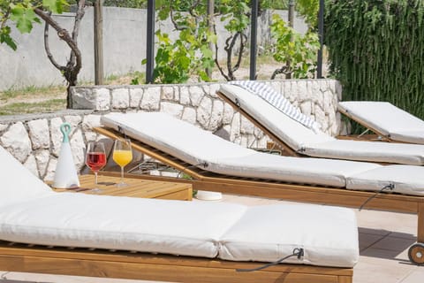 Day, Natural landscape, Garden, Garden view, Drinks, sunbed