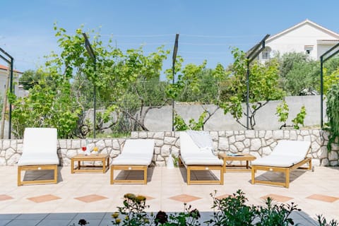 Patio, Day, Garden, Seating area, Garden view, sunbed