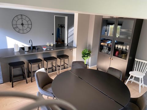Kitchen or kitchenette, Lounge or bar, Dining area