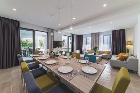 Living room, Seating area, Dining area