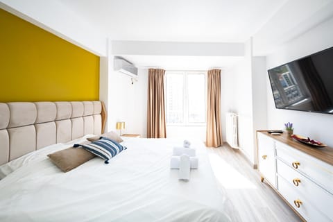 Bed, TV and multimedia, Bedroom, towels, air conditioner