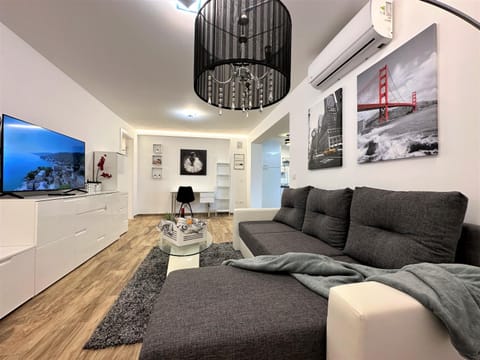 Communal lounge/ TV room, TV and multimedia, Living room, Seating area