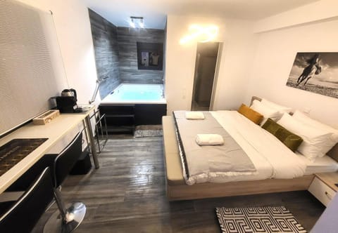 Communal lounge/ TV room, Bed, Hot Tub, TV and multimedia, Bedroom, hair dresser