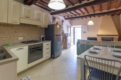 Kitchen or kitchenette, Dining area, minibar, pet friendly, stove