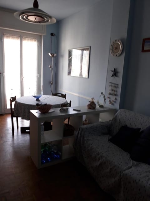 Bilocale in palazzo quinto piano con ascensore Apartment in Liguria