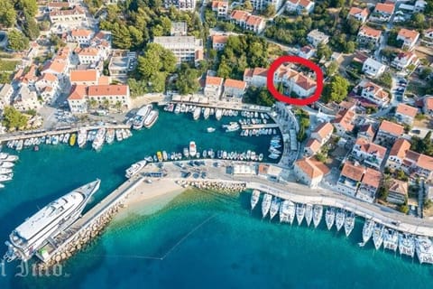 Centrum Bol Apartment - One Minute from the Sea Apartment in Bol