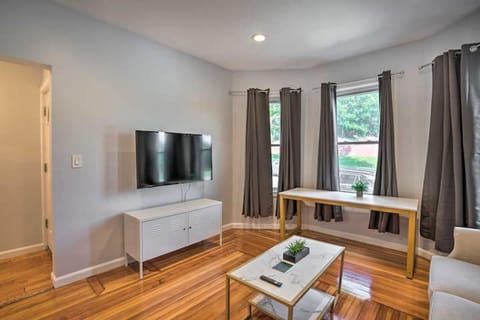 Communal lounge/ TV room, TV and multimedia, Living room, Seating area, Evening entertainment