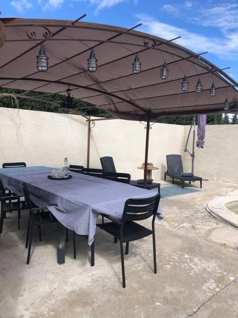 Patio, Day, Dining area