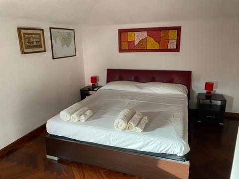 Bed, Bedroom, towels