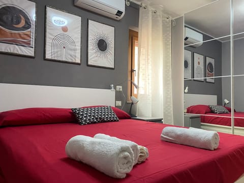 Bed, towels, air conditioner