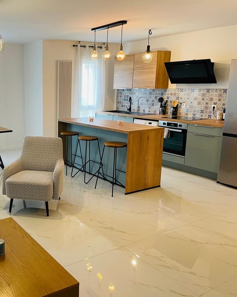 Kitchen or kitchenette, Living room, Seating area, Dining area, minibar, oven, pet friendly, stove