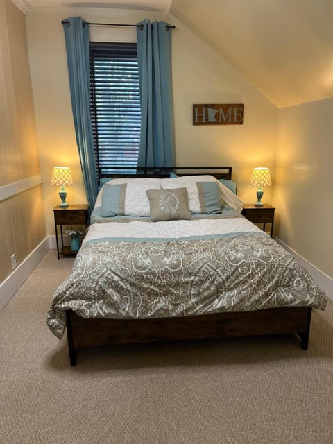 Bed, Photo of the whole room, Bedroom, Quiet street view