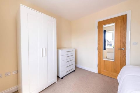 Luxury 3 Bed house, 8 people, with street parking! House in Bristol