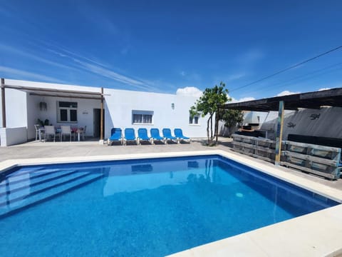 Property building, Patio, Day, Pool view, Swimming pool, sunbed