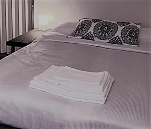 Bed, towels