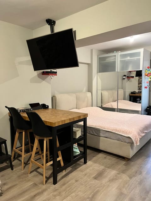 Bed, TV and multimedia, Dining area, Bedroom