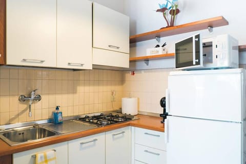 Kitchen or kitchenette, minibar, oven, stove
