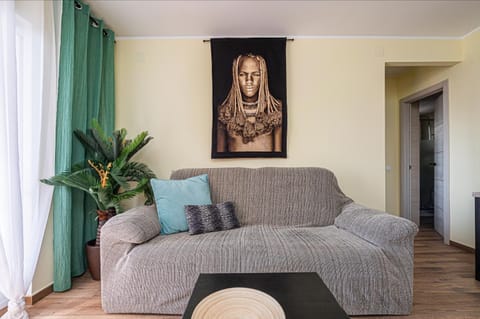 Bed, Living room, Photo of the whole room, Seating area