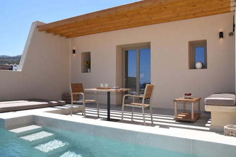 Property building, Patio, Balcony/Terrace