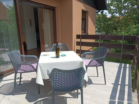 Day, Balcony/Terrace, Seating area, Drinks