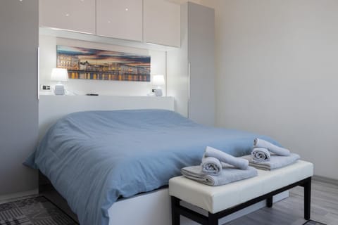 Bed, Photo of the whole room, Bedroom, towels