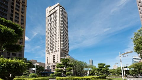 Property building, Nearby landmark, Facade/entrance, Neighbourhood
