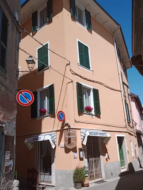 Property building, Facade/entrance, Day, Street view