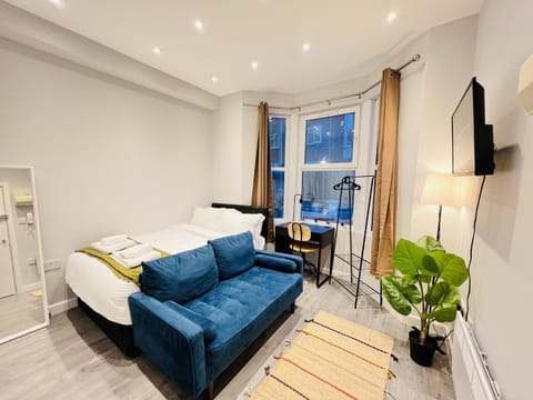 Bed, TV and multimedia, Seating area, Bedroom
