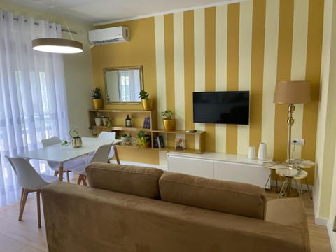 Communal lounge/ TV room, Bed, TV and multimedia, Living room, Photo of the whole room, Seating area, Dining area, Evening entertainment, air conditioner