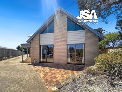 Property building, Garden, Parking