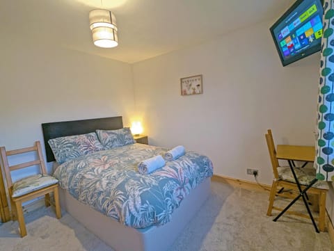 Bed, TV and multimedia, Photo of the whole room, Bedroom